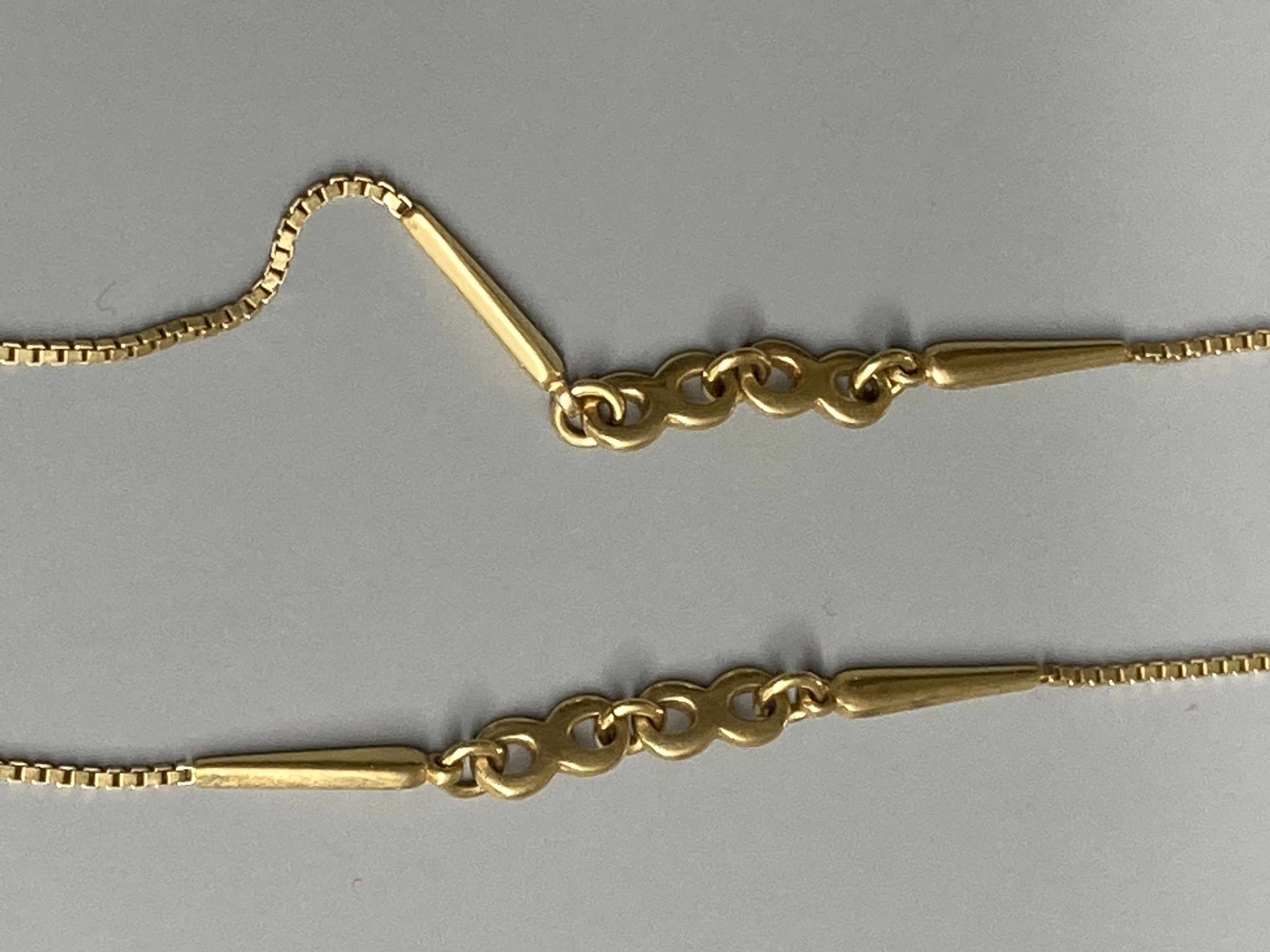 A modern 9ct gold fine link chain with intermittent circular and teardrop shaped links, 78cm